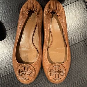 Cute preppy Tory Burch flats!!! Lightly used!!